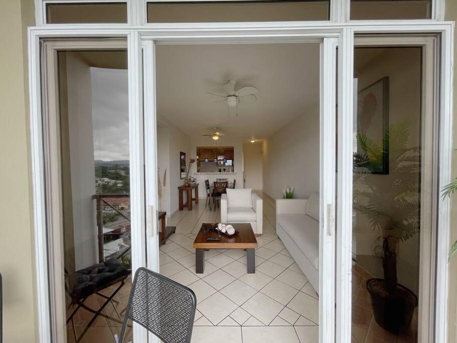 Appartamento Lovely 3brm Apt W/city View&pool @heart Of Escalon