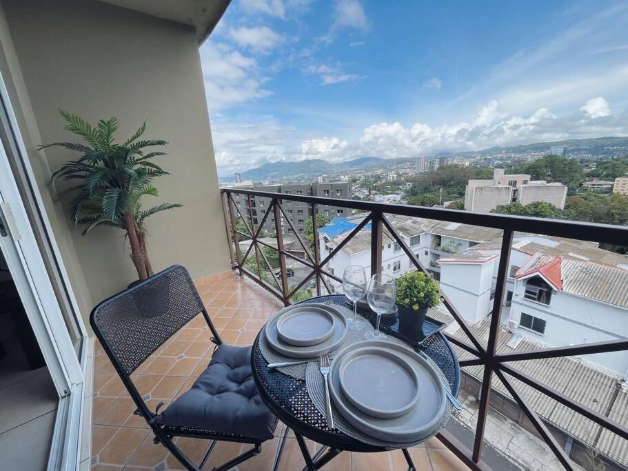 Lovely 3brm Apt W/city View&pool @heart Of Escalon Appartamento